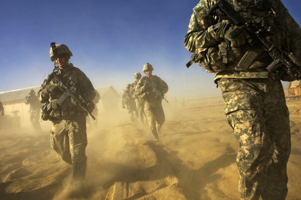 Tentara Angkatan Darat Amerika Serikat dari Divisi Infanteri 1-506 berpatroli di Paktika, Afghanistan, 28 November 2008.  