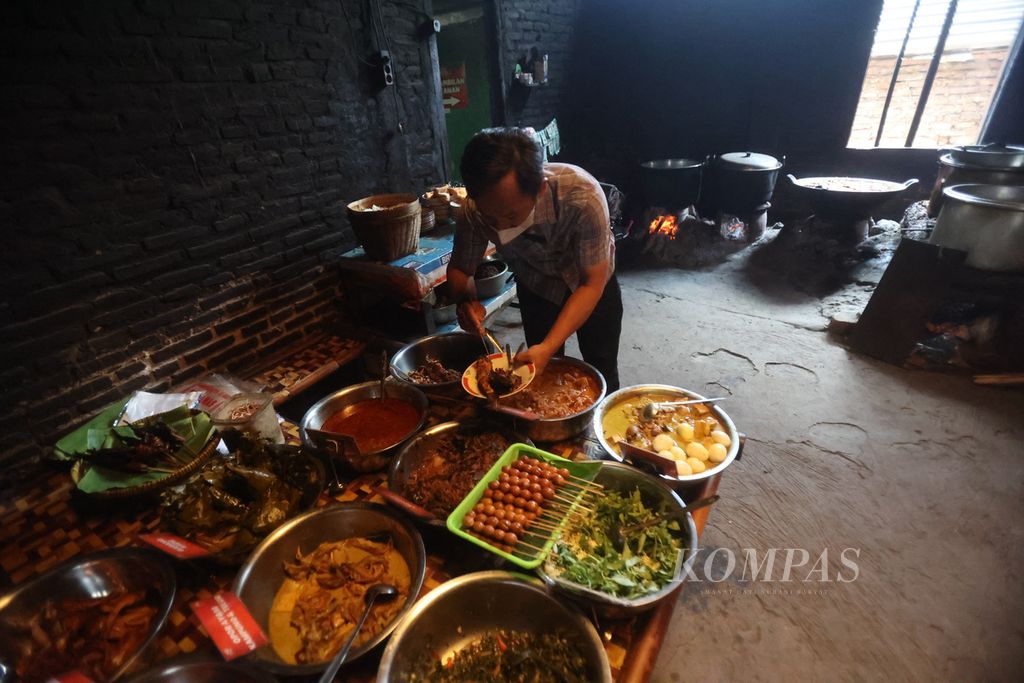 Pengunjung mengambil makanan mangut lele di rumah makan Mangut Lele Dapur Asli Mbok Marto Ijoyo, Kecamatan Sewon, Kabupaten Bantul, Daerah Istimewa Yogyakarta, Rabu (21/9/2022). 
