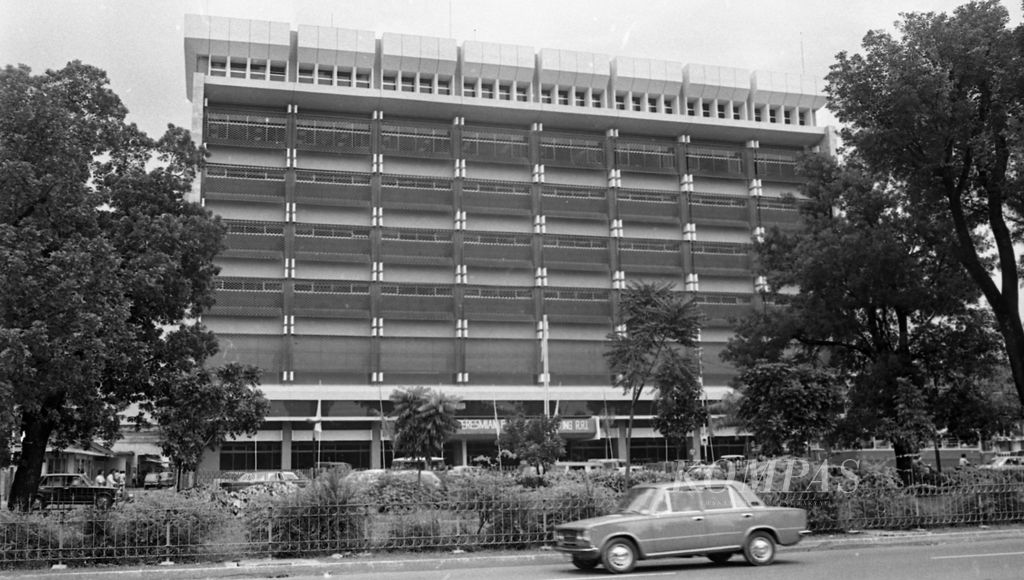 Gedung baru RRI di Jalan Merdeka Barat Jakarta. Didirikan tepat di tempat NIROM (Nederlands Indisce Radio Omroep Maatchappij) dulu. Di tempat yang sama pernah berkumandang Radio Pendudukan Jepang dan Radio Pendudukan Tentara Sekutu. Menteri Penerangan Mashuri (2/4/1977) meresmikan gedung baru RRI (Radio Republik Indonesia) di Jalan Merdeka Barat, (2/4/1977) Jakarta. Luas gedung ini 6000 meter persegi, terdiri dari delapan lantai.