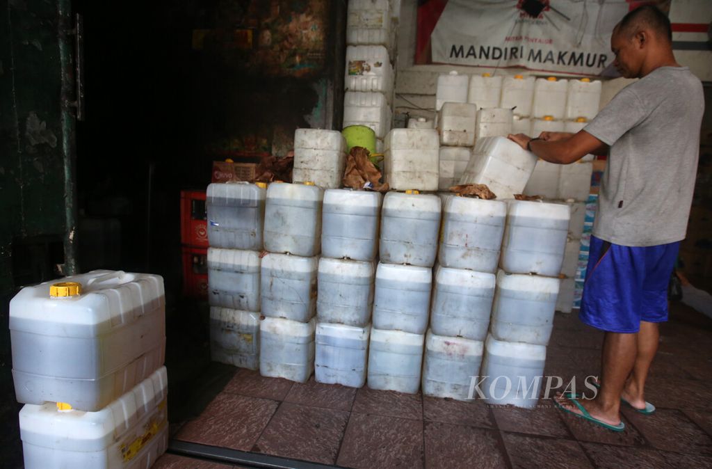 Pegawai toko grosir bahan kebutuhan pokok menata jeriken minyak goreng di kawasan Gelora, Jakarta, Senin (30/5/2022). 