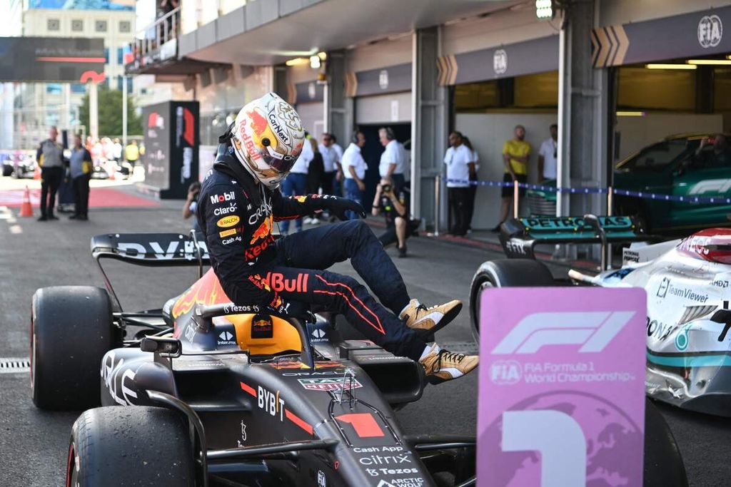 Pebalap Red Bull, Max Verstappen, melakukan selebrasi setelah memenangi balapan Formula 1 Seri Azerbaijan di Sirkuit Jalanan Baku, Azerbaijan, Minggu (12/6/2022). Verstappen menduduki posisi teratas klasemen sementara Formula 1 dengan poin 150. 
