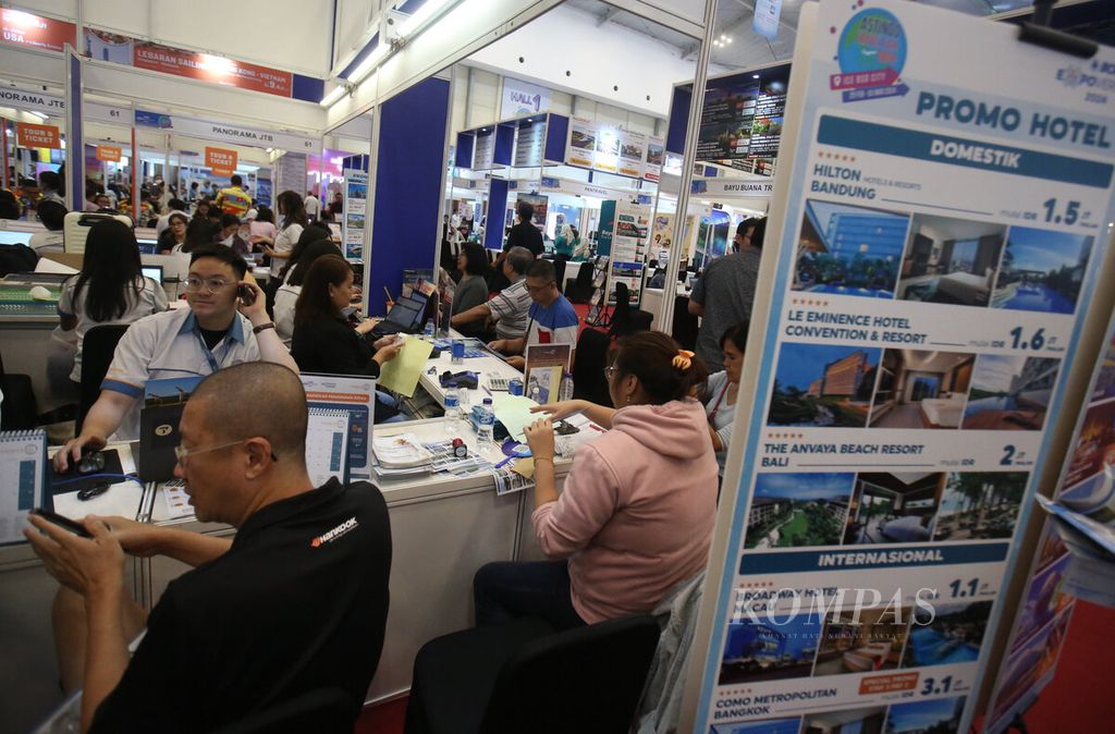 Pengunjung mencari informasi tentang lokasi berlibur saat mengunjungi Astindo Travel Fair 2024 di ICE, BSD, Tangerang, Banten, Jumat (1/3/2024). Pameran travel yang ke-16 ini menghadirkan lebih dari 70 peserta pameran mulai dari agen perjalanan, maskapai penerbangan, destinasi dan tempat wisata, serta sarana pendukung wisata. Pameran akan berlangsung hingga Minggu (3/3/2024).