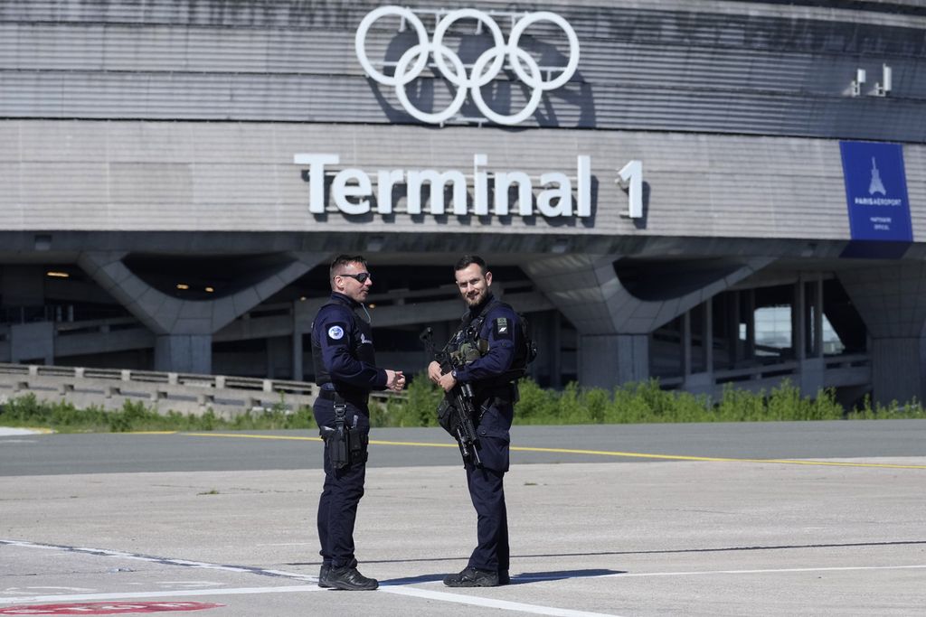 Polisi berdiri di Bandar Udara Charles de Gaulle, terminal 1, tempat pemasangan cincin Olimpiade, seperti terlihat di Roissy-en-France, utara Paris, Perancis, 23 April 2024.
