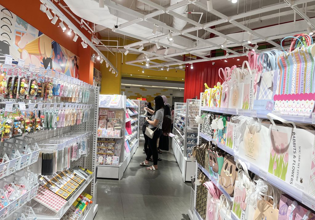 Remaja putri memilih produk yang ditawarkan di salah satu gerai di pusat perbelanjaan di Kebayoran Lama, Jakarta Selatan, Sabtu (29/7/2023). Belanja barang-barang yang disenangi dapat meningkatkan <i>mood </i>gembira. 