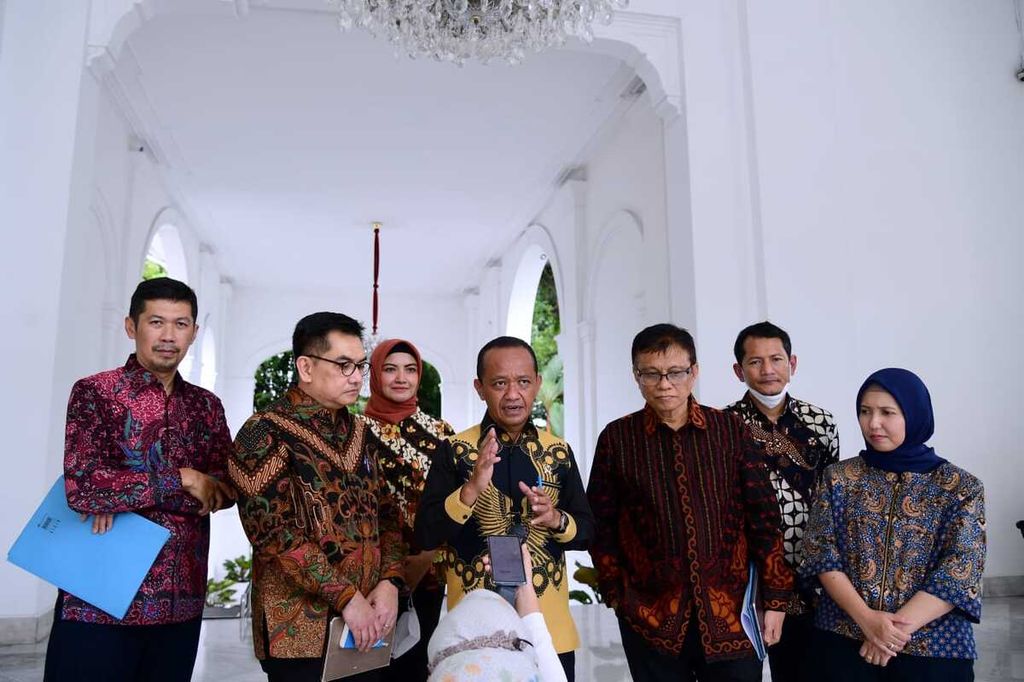 Menteri Investasi/Kepala Badan Koordinasi Penanaman Modal Bahlil Lahadalia seusai rapat dengan Presiden Joko Widodo di Jakarta, Senin (30/1/2023). 