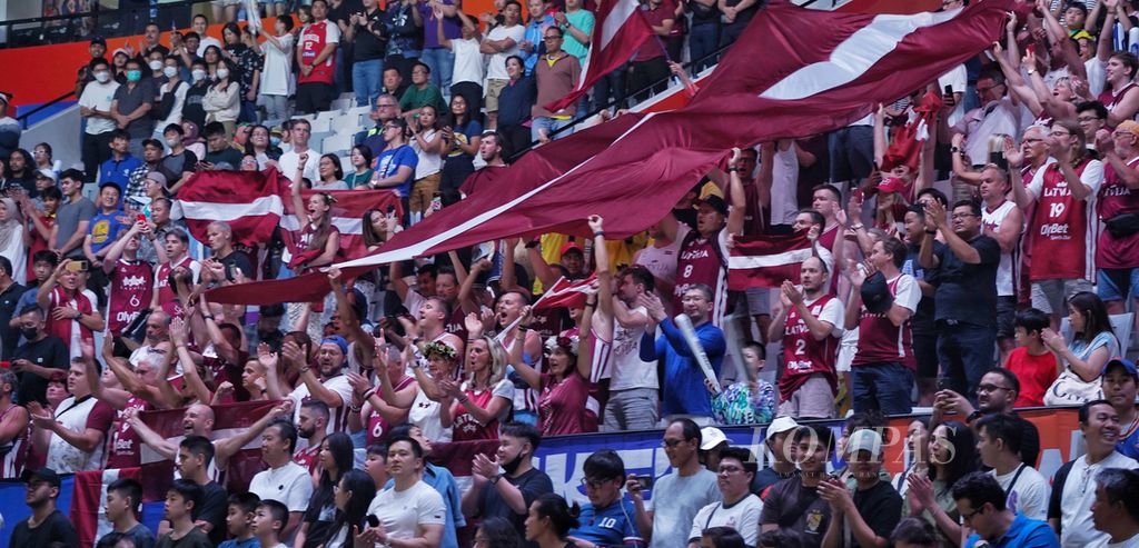 Suporter Latvia memadati tribune penonton jelang laga Latvia melawan Brasil pada penutup babak kedua Piala Dunia FIBA 2023 di Stadion Indonesia Arena, Jakarta, Minggu (3/9/2023). 