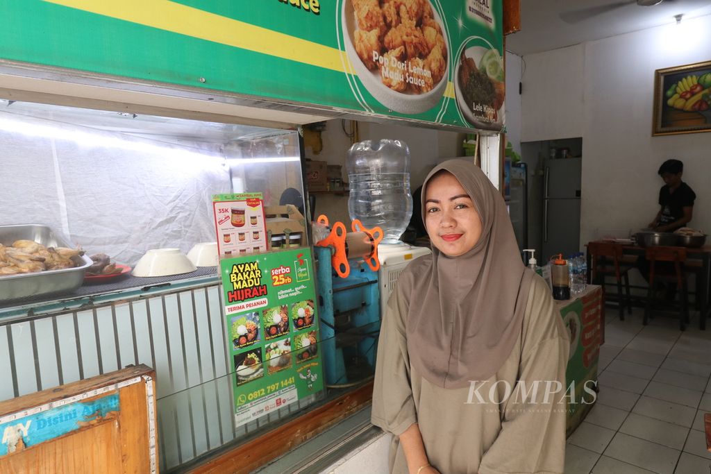 Anty (44) di depan UMKM rintisannya Ayam Bakar Madu Hijrah di Jagakarsa, Jakarta Selatan, Kamis (9/11/2023). Usaha rintisan Anty ini merupakan salah satu UMKM yang sukses berkat tambahan modal dari pinjaman daring atau pinjol.
