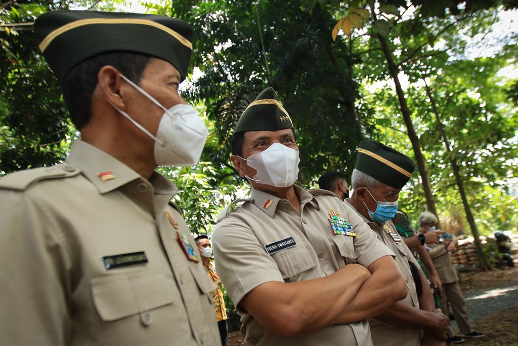 Para purnawirawan TNI Angkatan Darat hadir dalam acara penyerahan bibit tanaman untuk Ibu Kota Nusantara (IKN) di Kebun Bibit Perumahan Pati Mabes TNI Jatikarya, Kota Bekasi, Jawa Barat, Senin (21/11/2022).