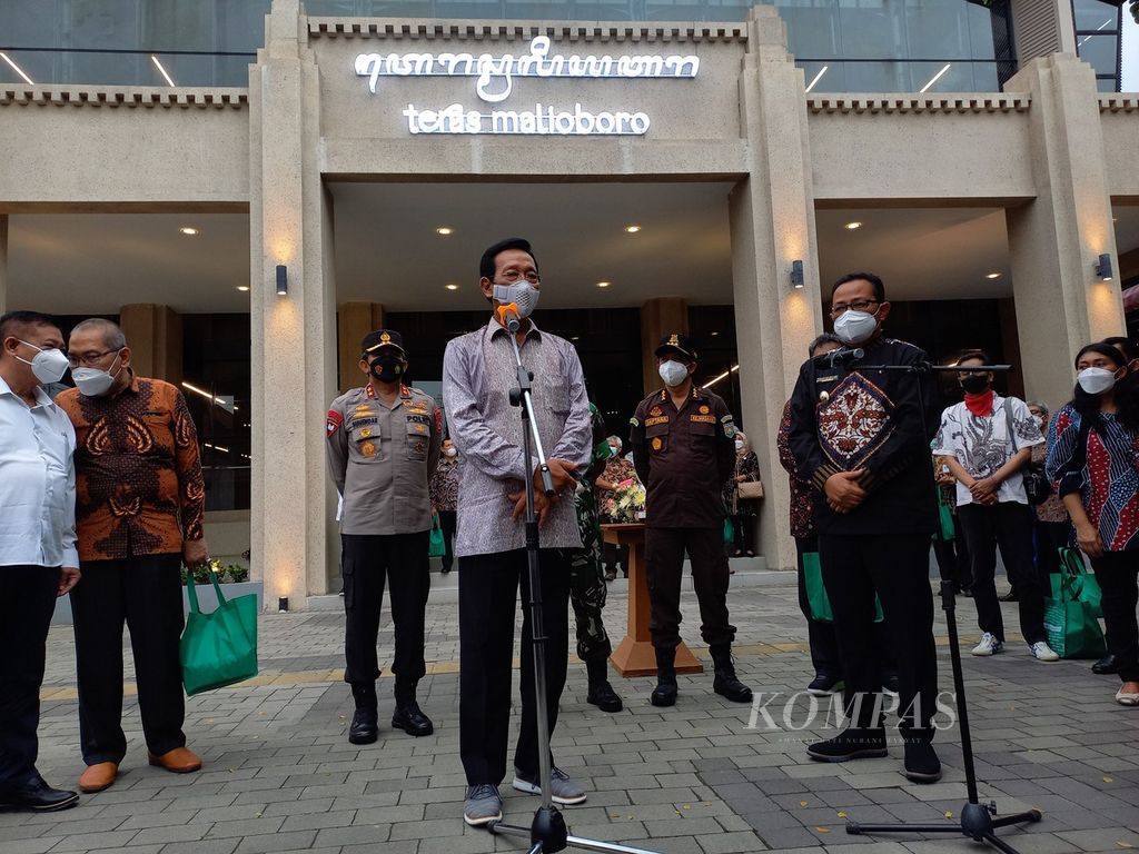 Gubernur Daerah Istimewa Yogyakarta Sultan Hamengku Buwono X menyampaikan pernyataan seusai meresmikan tempat relokasi pedagang kaki lima yang diberi nama Teras Malioboro I, Kota Yogyakarta, Rabu (26/1/2022) sore. 