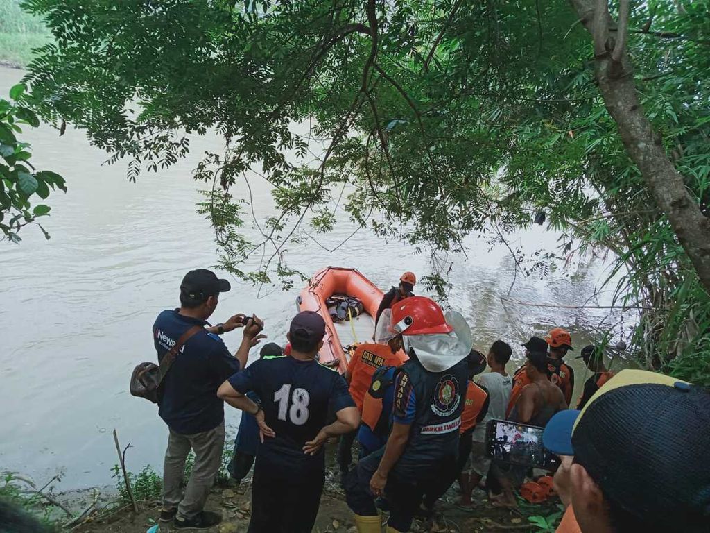 Tim SAR gabungan sedang mencari warga Kabupaten Tanggamus yang hilang di Sungai Way Semaka, Senin (24/6/2024). 