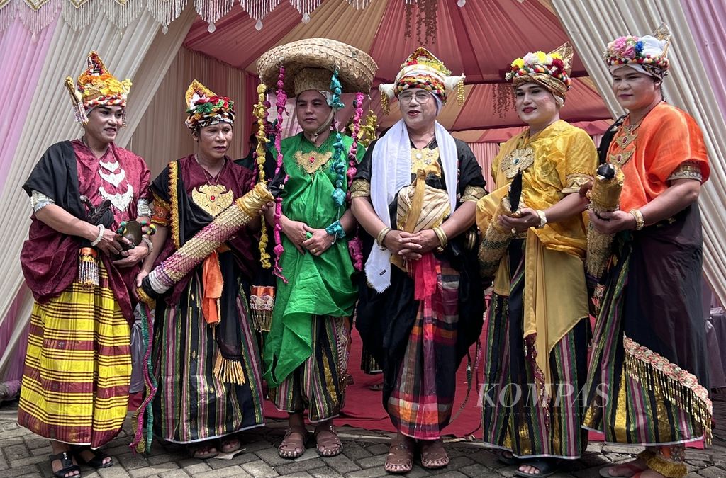 Komunitas bissu bersiap menampilkan tari Sere Bissu Maggiri' dalam sebuah hajatan pernikahan di Soppeng, Sulawesi Selatan, Minggu (17/7/2022).