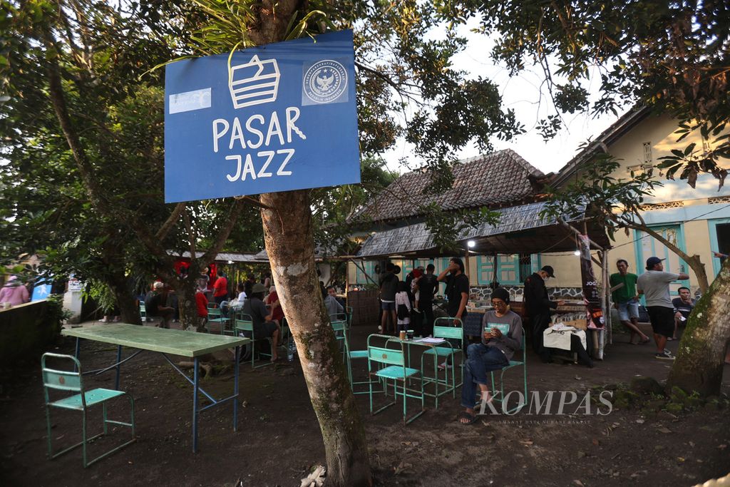 Penggemar musik mendatangi ajang Ngayogjazz di Dusun Cibuk Kidul, Margoluwih, Seyegan, Sleman, DI Yogyakarta, Sabtu (19/11/2022). Ngayogjazz kembali digelar dengan menghadirkan 40 penampil.