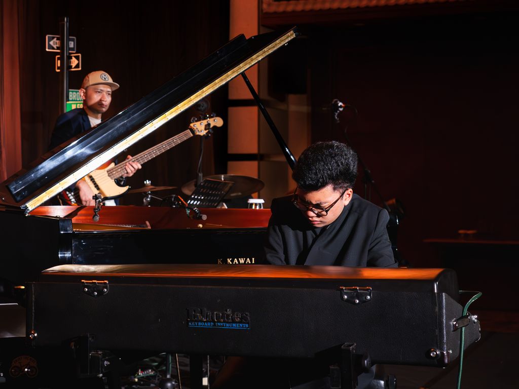 Pianis jazz Joey Alexander menggelar konsernya bersama penyanyi Andien diiringi basis Kevin Yosua dan drumer Elfa Zulham di Padma Resort Legian, Bali, Sabtu (21/9/2024).