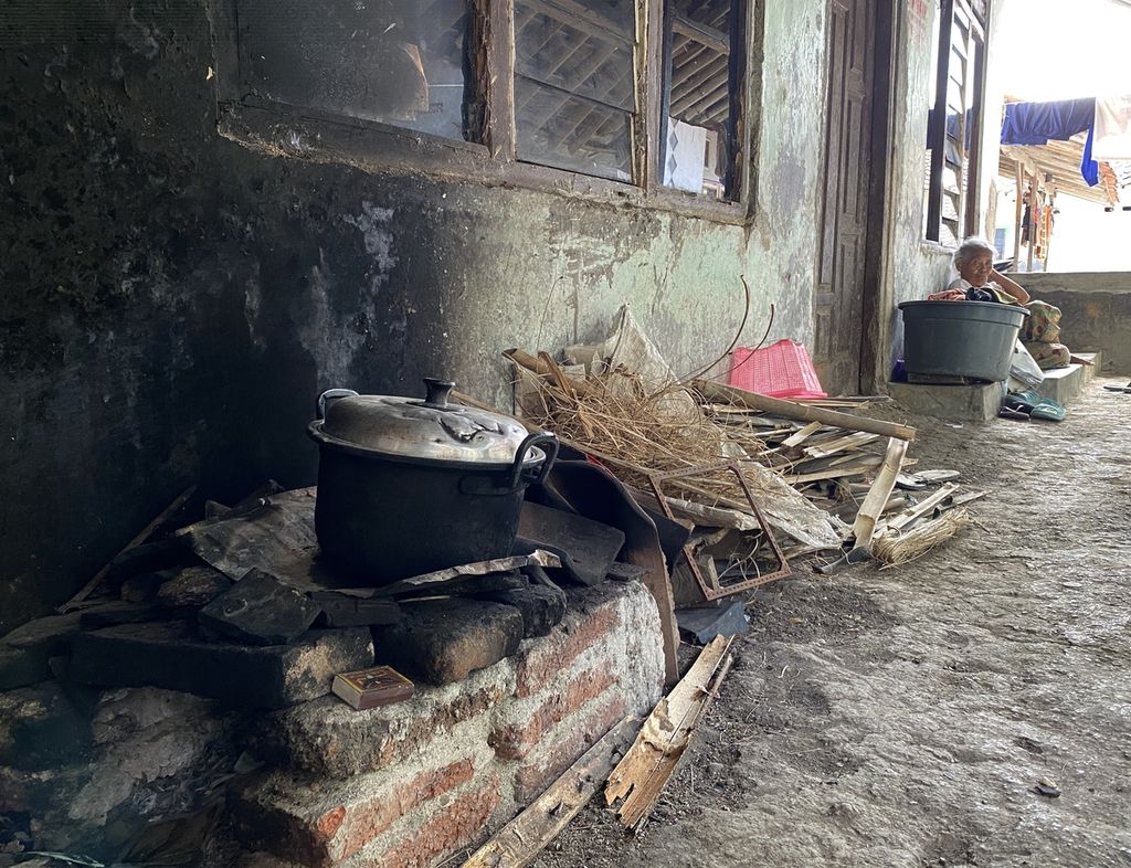 Salah satu warga dari keluarga miskin ekstrem duduk di teras rumahnya di Desa Cipelem, Kecamatan Bulakamba, Kabupaten Brebes, Jawa Tengah, Jumat (8/10/2021). Di desa itu, ada sekitar 8.000 orang atau 71 persen yang berpenghasilan kurang dari Rp 340.000 per bulan atau tergolong miskin esktrem. Sebagian dari mereka tinggal di rumah tidak layak huni, tidak memiliki akses terhadap air dan listrik, serta tidak memiliki jamban.