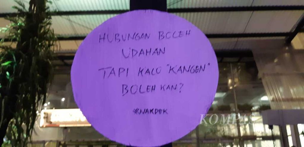 Pesan-pesan untuk sang mantan ditempel di sebuah papan dalam acara Festival Melupakan Mantan 2020 yang digelar di Yogyakarta, pertengahan Februari 2020. Dalam festival itu, pengunjung diajak bergembira dan melupakan kesedihan karena putus cinta.