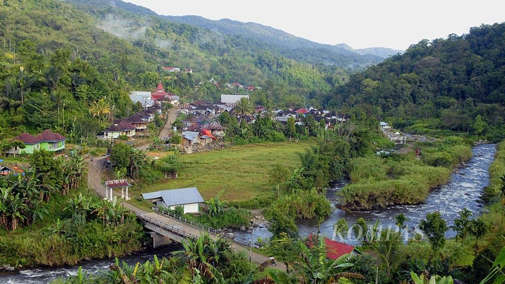 Suasana Desa Rantau Kermas Merangin dengan latar hutan adat. Masyarakat desa itu menerima Kalpataru 2019 sebagai penghargaan tertinggi di bidang penyelamatan lingkungan.
