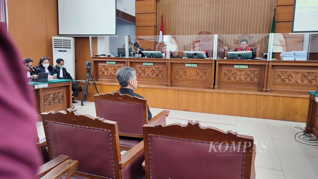 Terdakwa Hendra Kurniawan mendengarkan putusan yang dibacakan majelis hakim terhadap dirinya untuk kasus perintangan penyidikan atas meninggalnya Brigadir J, di Pengadilan Negeri Jakarta Selatan, Senin (27/2/2023). 