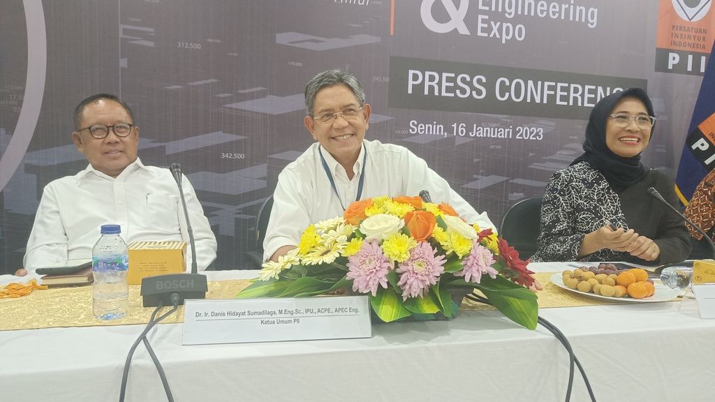 Sekretaris Jenderal Persatuan Insinyur Indonesia (PII) Bambang Goeritno (kiri), Ketua Umum PII Danis Hidayat (tengah), dan Wakil Ketua Komisi X DPR Hetifah Sjaifudian dalam konferensi pers Rapat Pimpinan Nasional PII dan Engineering Expo di Jakarta, Senin (16/1/2023).
