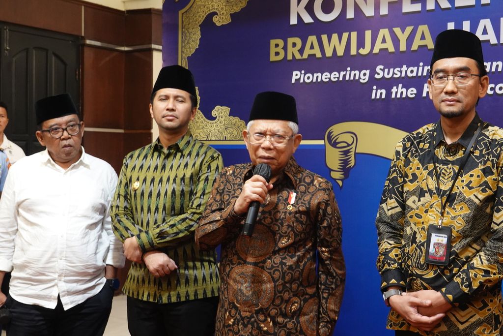 Wakil Presiden Ma'ruf Amin memberikan keterangan pers seusai menghadiri Brawijaya Halal Summit serta peluncuran UB Halal Center dan UB Halal Metric di Universitas Brawijaya (UB), Malang, Jawa Timur, Jumat (19/1/2024).