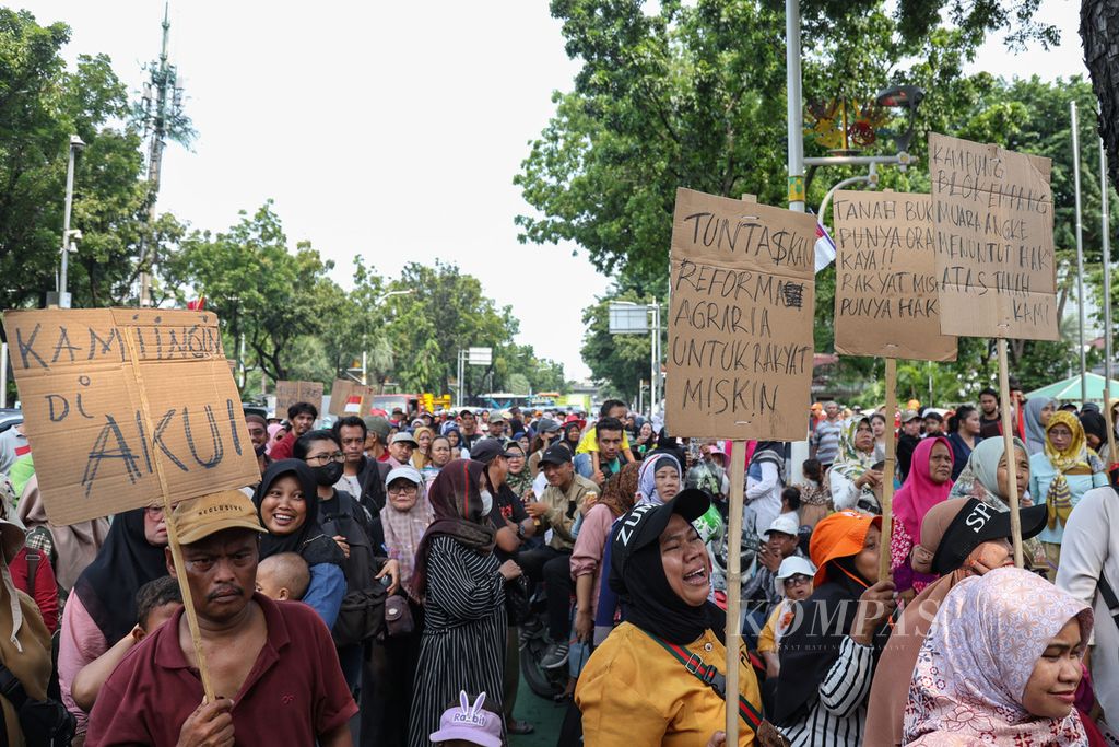 Poster-poster berisi tuntutan dibawa peserta aksi saat demo di depan Balai Kota DKI Jakarta, Senin (11/12/2023).