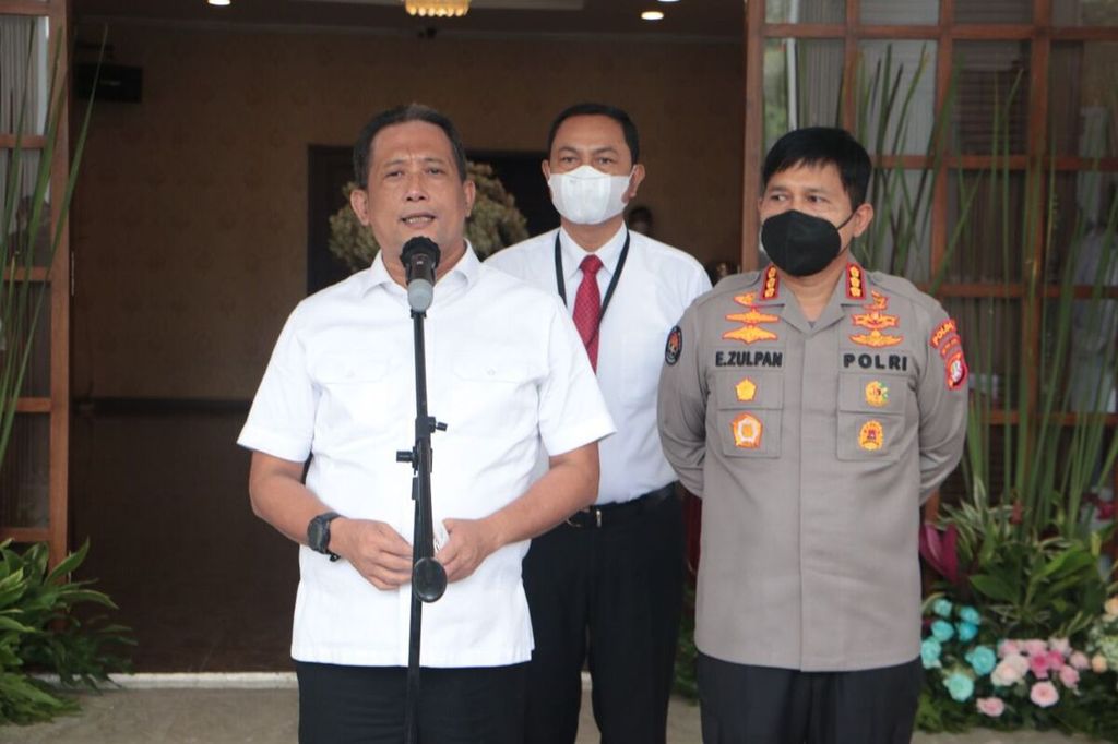 Direktur Reserse Kriminal Umum Polda Metro Jaya Komisaris Besar Tubagus Ade Hidayat (kiri) di Balai Polda Metro Jaya, Jakarta, Selasa (15/2/2022).