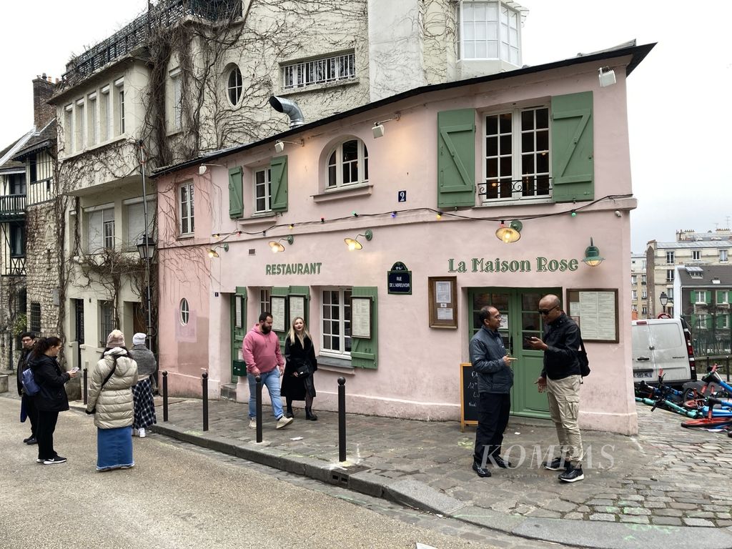 Restoran La Maison Rose berwarna merah muda di salah satu sudut Montmartre, Paris, Perancis, Restoran ini menjadi populer sebagai obyek berfoto turis setelah muncul di serial drama komedi romantis <i>Emily in Paris</i> yang tayang di Netflix.