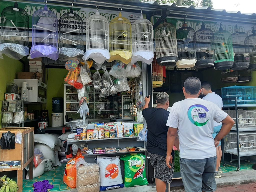 Sejumlah pembeli di Pasar Hewan Barito, Jakarta Selatan, Minggu (23/10/2022).