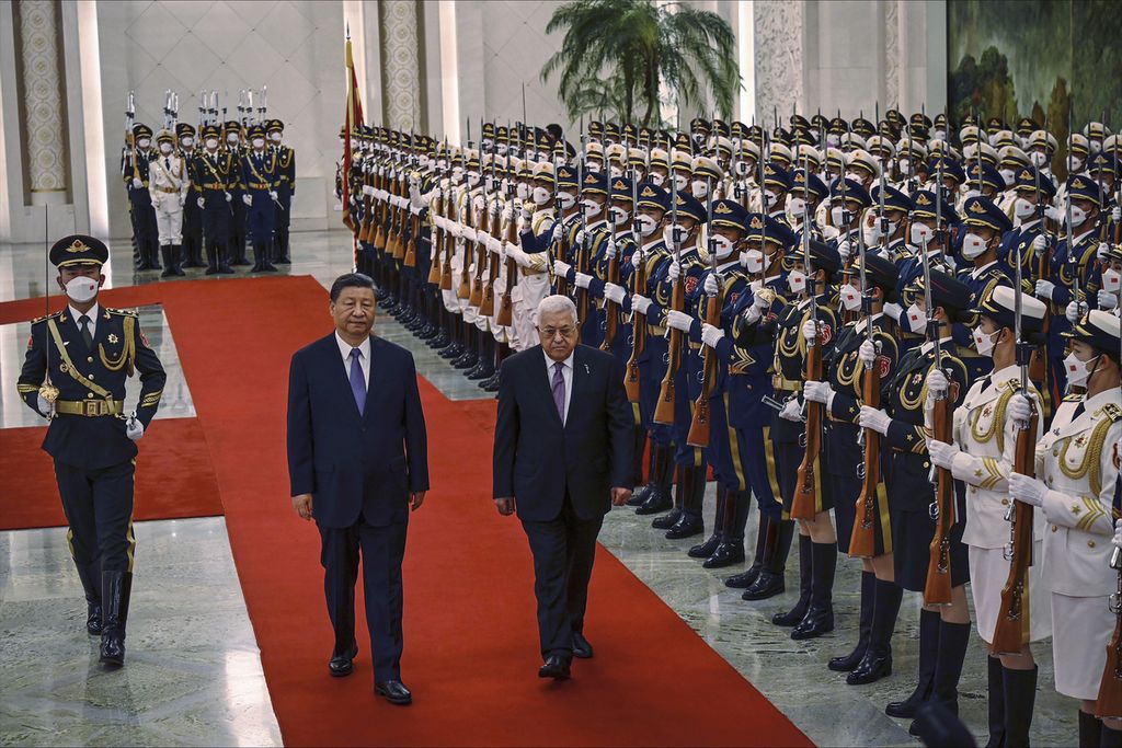 Presiden China Xi Jinping (tengah) dan Presiden Palestina Mahmoud Abbas (kanan) mengikuti upacara penyambutan di gedung Balai Agung Rakyat di Beijing, China, Rabu (14/6/2023). 