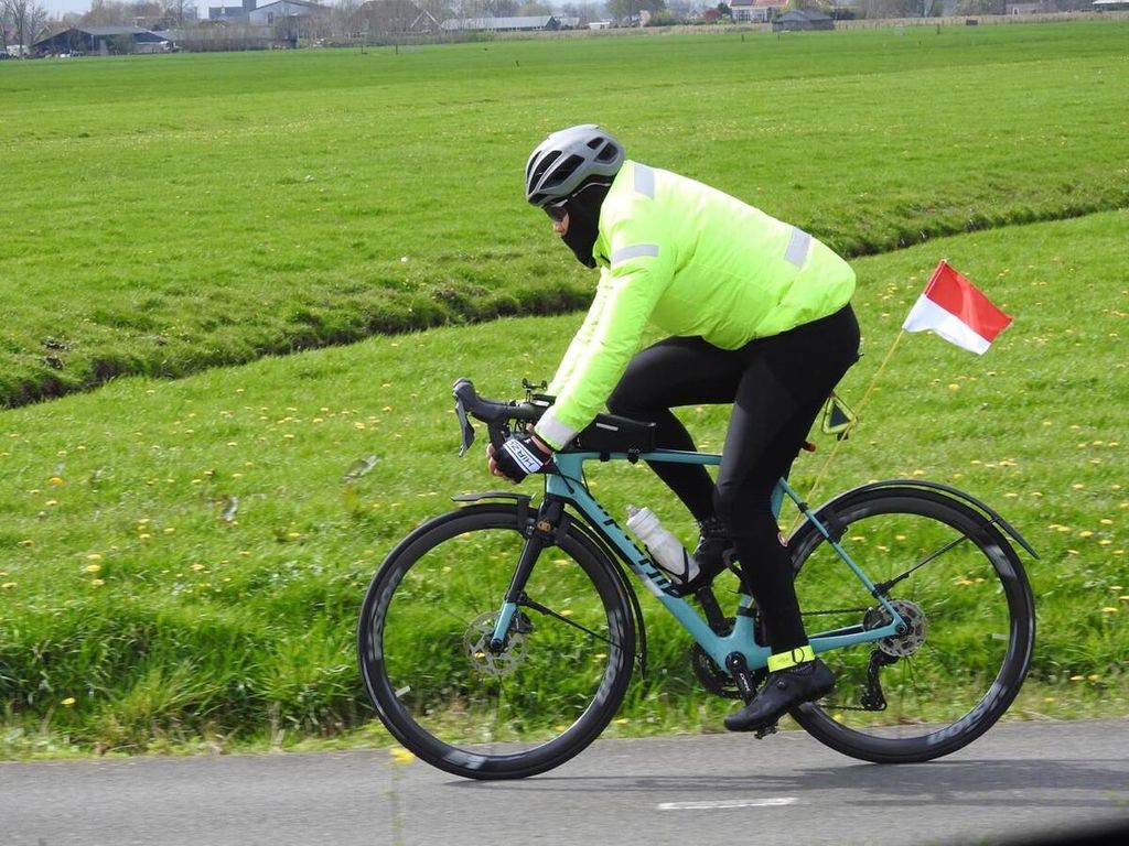 Royke sedang bersepeda dari Rotterdam menuju Bearle Nassau, Belanda.