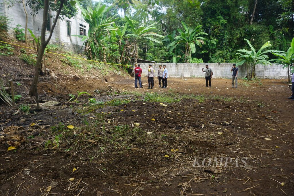 Jajaran Kepolisian Resor Kota Banyumas menggali tanah kosong untuk mencari kerangka bayi di Kabupaten Banyumas, Jawa Tengah, Kamis (22/6/2023).