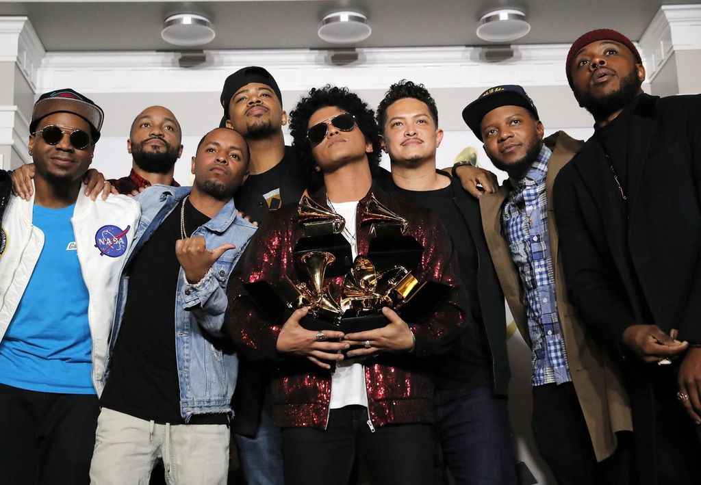 Bruno Mars meraih enam dari tujuh penghargaan Grammy, termasuk Album dan Rekaman Tahun Ini <i>24K Magic</i> dan Lagu Tahun Ini ”That’s What I Like”; Penampilan Terbaik dan Lagu terbaik ”That’s What I Like”. Album <i>24K Magic</i> juga meraih penghargaan sebagai Album R&amp;B Terbaik dan Album Rekayasa Terbaik (Non-Klasik).