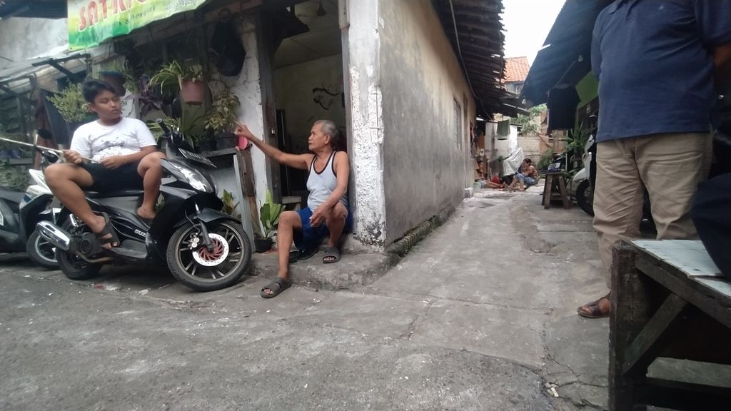 Sudiyono (67), warga RT 009 RW 008 Kelurahan Kramat Pela, Kebayoran Baru, Jakarta Selatan, tengah menceritakan kejadian pemcurian sepeda motor, Rabu (23/11/2022).
