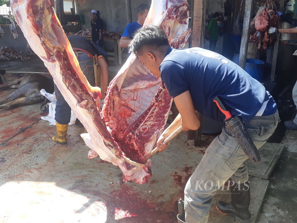 Petugas di salah satu rumah potong hewan di Palembang ,Sumsel, sedang memotong hewan kurban, Sabtu (9/7/2022). Proses penyembelihan harus dilakukan secara higienis dan juga memperhatikan syariah. Hal ini untuk menghindari risiko penularan penyakit.