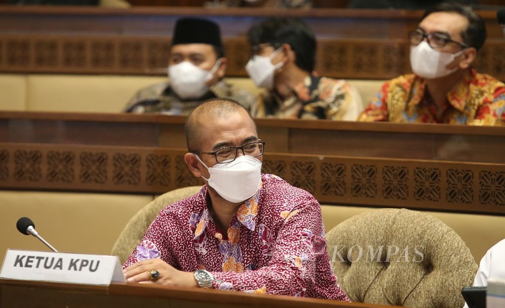 Chairman of the General Elections Commission (KPU) Hasyim Asy'ari attends a Working Meeting / Hearing Meeting with the Minister of Home Affairs, the Election Supervisory Body, and the Honorary Council for General Elections with Commission II of the DPR at the Parliament Complex, Senayan, Jakarta, Wednesday (13/4) /2022).
