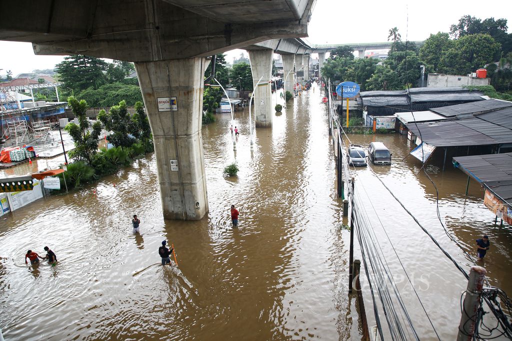 Banjir yang merendam Jalan Ciledug Raya, Petukangan, Jakarta Selatan, Sabtu (20/2/2021). Banjir akibat curah hujan yang tinggi ini merendam sejumlah kawasan di Jabodetabek.