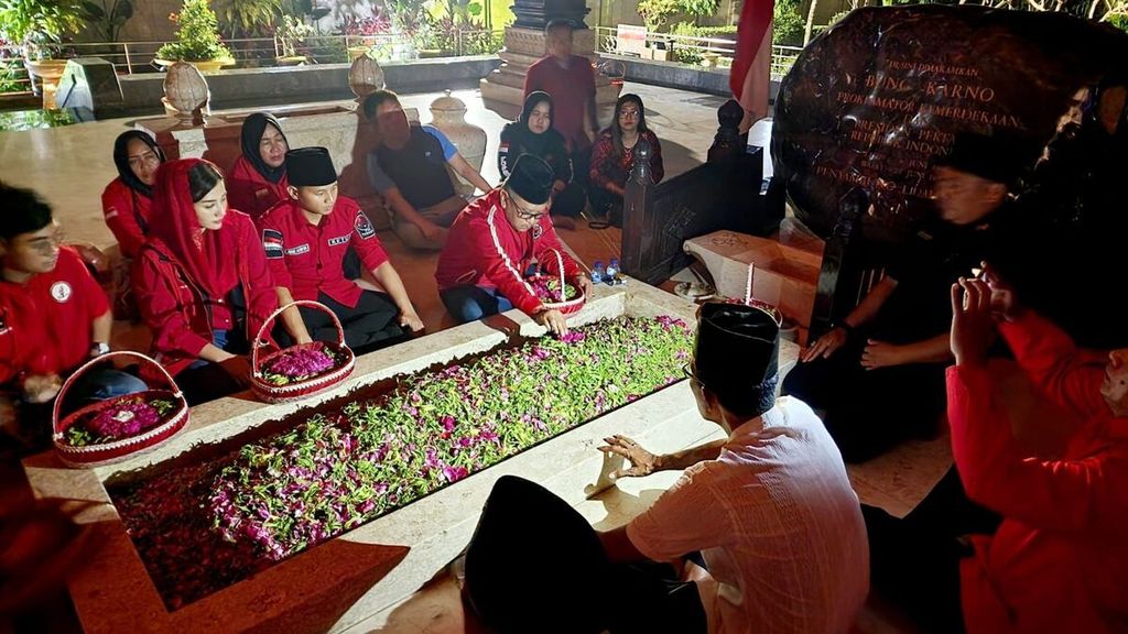 PDI-P Secretary General Hasto Kristiyanto made a pilgrimage to the grave of Indonesian Proclaimer Soekarno in Blitar, East Java, Sunday (19/3/2023).