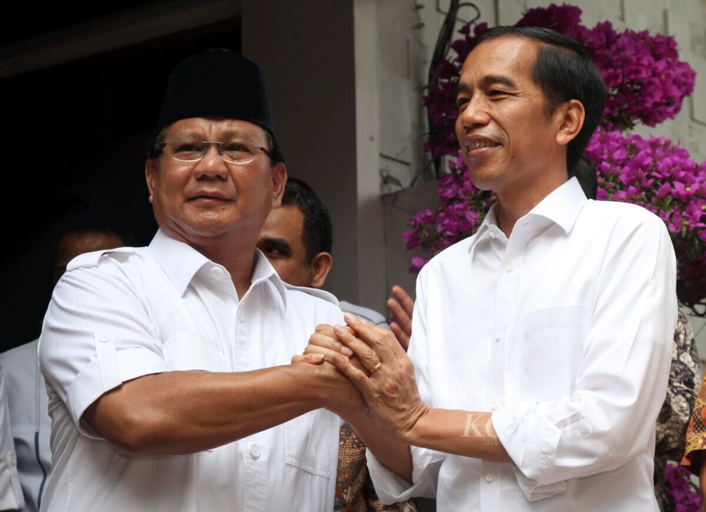 Ketua Umum Partai Gerindra Prabowo Subianto dan presiden terpilih, Joko Widodo, saling berjabat tangan seusai bertemu di rumah orangtua Prabowo di Jalan Kertanegara, Jakarta Selatan, Jumat (17/10/2019).