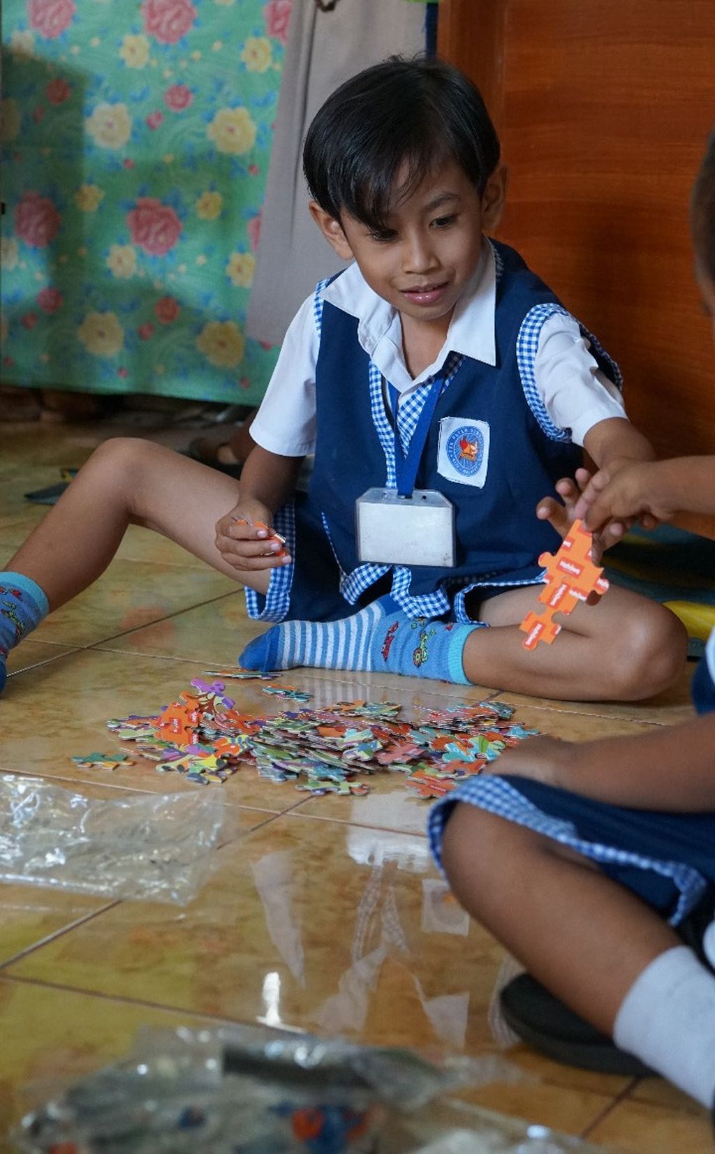 Seorang anak siswa PAUD di Kabupaten Sikka, Nusa Tenggara Timur, sedang bermain <i>puzzle</i> sumbangan dari Kingdom Toys.