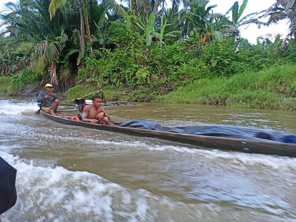 Warga menggunakan perahu motor melewati Sungai Rereiket untuk mobilitas ke pedalaman Pulau Siberut di Desa Madobag, Kecamatan Siberut Selatan, Kabupaten Kepulauan Mentawai, Minggu (31/7/2022). 