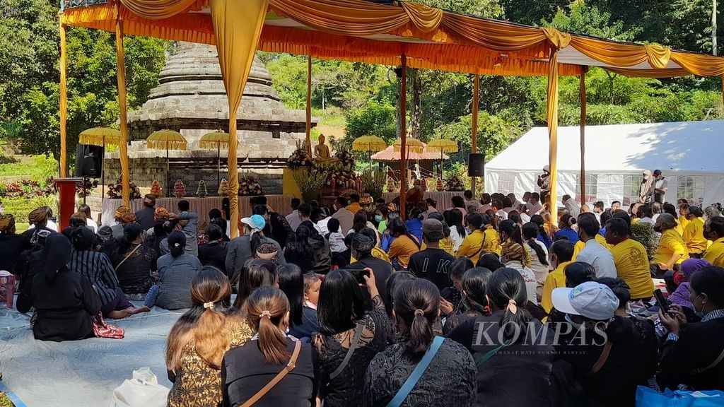 Umat Buddha dari sejumlah majelis merayakan Waisak di Stupa Candi Sumberawan di Desa Toyomarto, Kecamatan Singosari, Kabupaten Malang, Jawa Timur, Senin (16/5/2022).