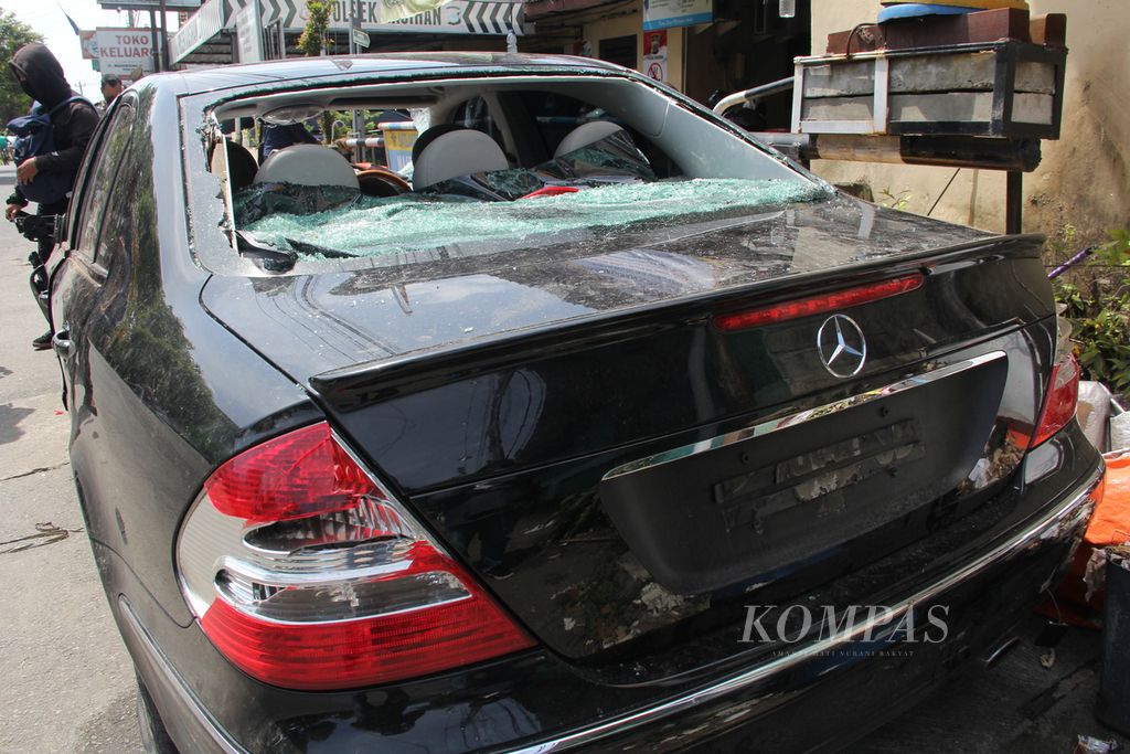 Kaca belakang mobil Mercedes-Benz yang dirusak oleh oleh sejumlah orang tampak pecah, Sabtu (29/1/2022), di depan Markas Kepolisian Sektor Kasihan, Kabupaten Bantul, Daerah Istimewa Yogyakarta. 