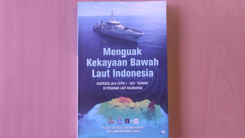 Buku berjudul <i>Menguak Kekayaan Bawah Laut Indonesia: Ekspedisi Jala Citra I-2021 </i><i>Aurora</i><i>”</i><i> di Perairan Laut Halmahera.</i>