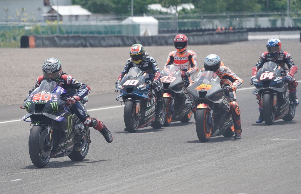 Juara MotoGP 2021, Fabio Quartararo (depan) bersiap melakukan latihan start dalam tes pramusim motoGP 2022 hari ketiga di Sirkuit Mandalika, Nusa Tenggara Barat (13/2/2022). 