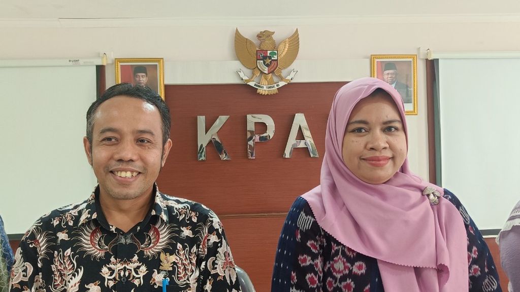 Ketua Komisi Perlindungan Anak Indonesia (KPAI) Ai Maryati Solihah (kanan) dan Wakil Ketua KPAI Jasra Putra dalam konferensi pers Laporan Akhir Tahun dan Catatan Hasil Pengawasan KPAI Tahun 2022, di Jakarta, Jumat (20/1/2023).