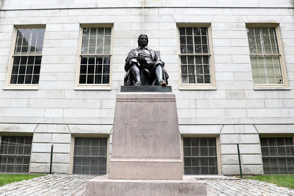 Patung John Harvard di kampus Universitas Harvard di Cambridge, Massachusetts, AS, dalam foto 8 Juli 2020. 