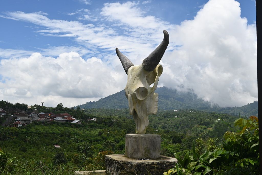 Karya seni instalasi berjudul ”Seni Instalasi Partisipatif Teo-Ekologis Sampi Duwe di Desa Tambakan, Buleleng, Bali” dari perupa Polenk Rediasa. Karya ini menjadi tugas akhir program doktoral ISI Denpasar, Jumat (23/8/2024).