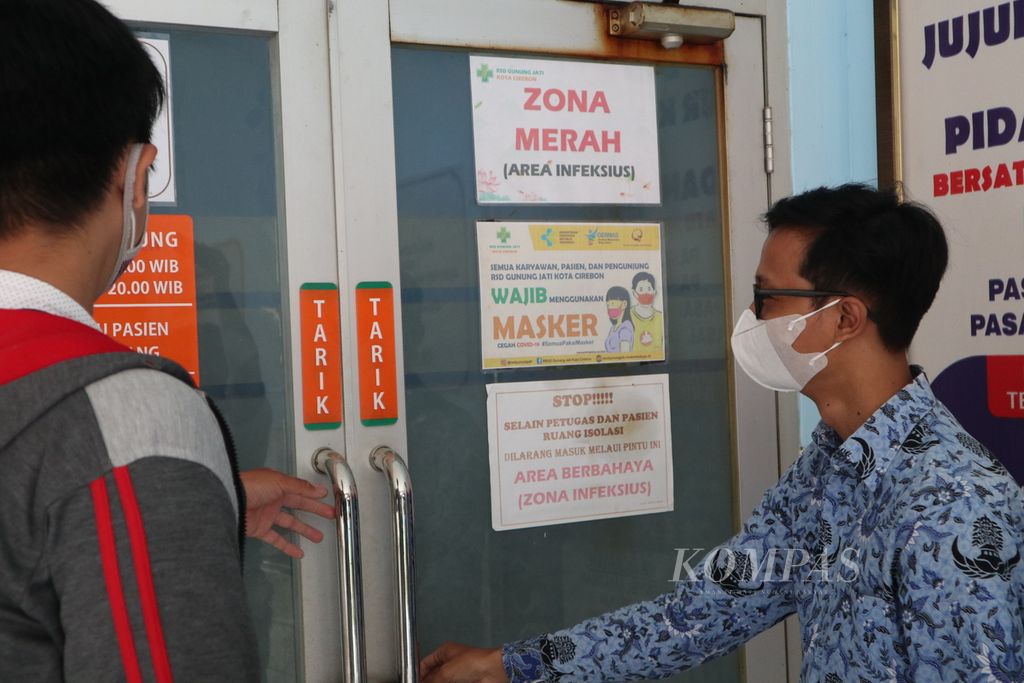 Petugas mengecek Gedung Teratai di Rumah Sakit Daerah Gunung Jati, Kota Cirebon, Jawa Barat, yang disiapkan menjadi ruangan isolasi Covid-19, Senin (17/1/2022).