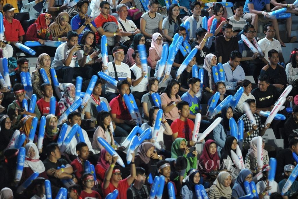 Penonton memadati Istora Gelora Bung Karno, Senayan, Jakarta, pada babak semifinal Indonesia Terbuka 2018, Sabtu (7/7/2018).