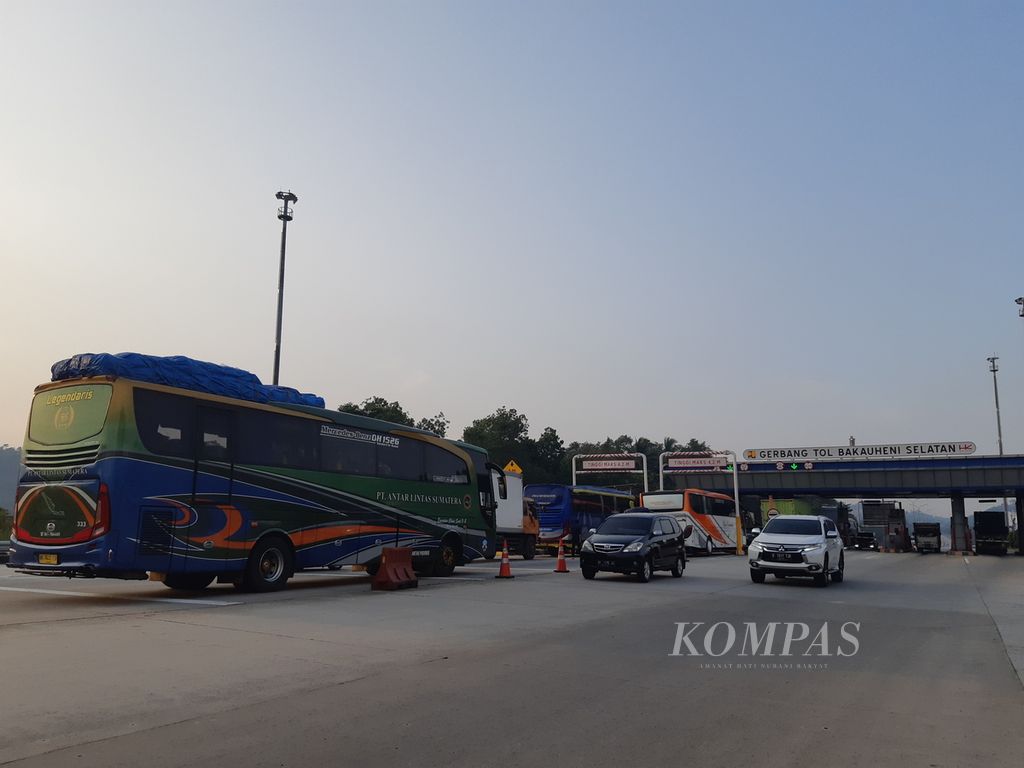 Suasana lalu lintas di Gerbang Tol Bakauheni Selatan, Jalan Tol Bakauheni-Terbanggi Besar, Kabupaten Lampung Selatan, Lampung, ramai pada Rabu (19/4/2023). 