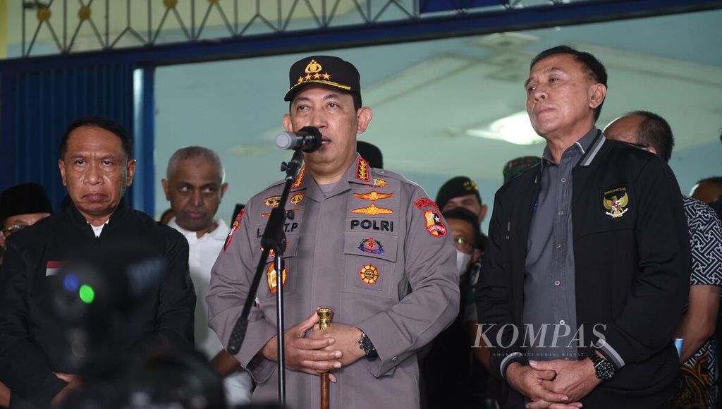  Indonesian National Police Chief General Listyo Sigit Prabowo (center) together with PSSI Chairman Mochamad Iriawan (right) and Minister of Youth and Sports Zainudin Amali gave a press statement after visiting Kanjuruhan Stadium, Malang Regency, East Java, Sunday (2/10/2022).